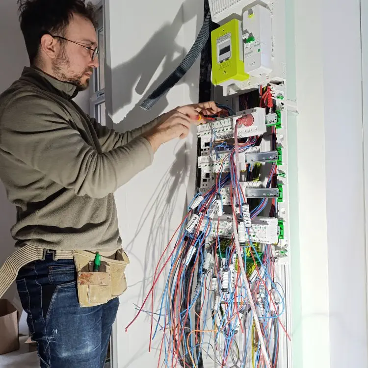 rénovation-électrique-complète-saint-étienne Installation électrique entièrement rénovée dans un appartement à Saint-Étienne
