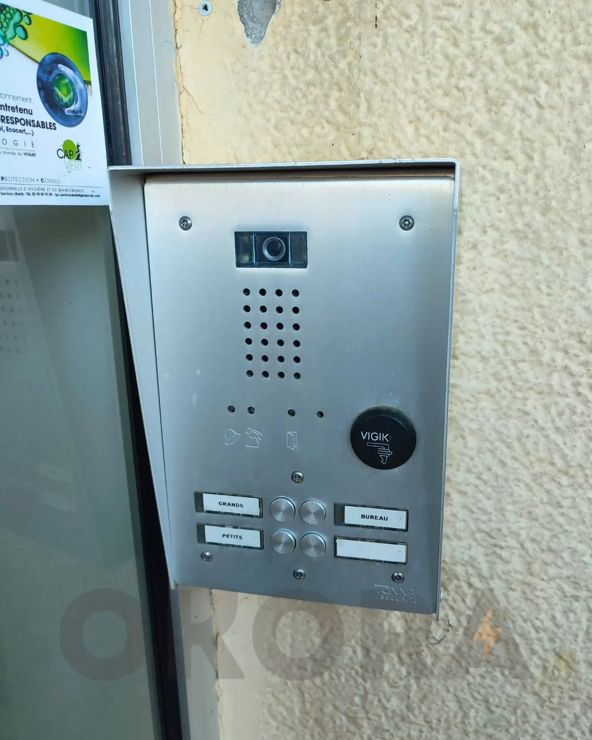 Platine Aiphone IP installée par OKORA — visiophonie crèche Vivaraize, Saint-Étienne